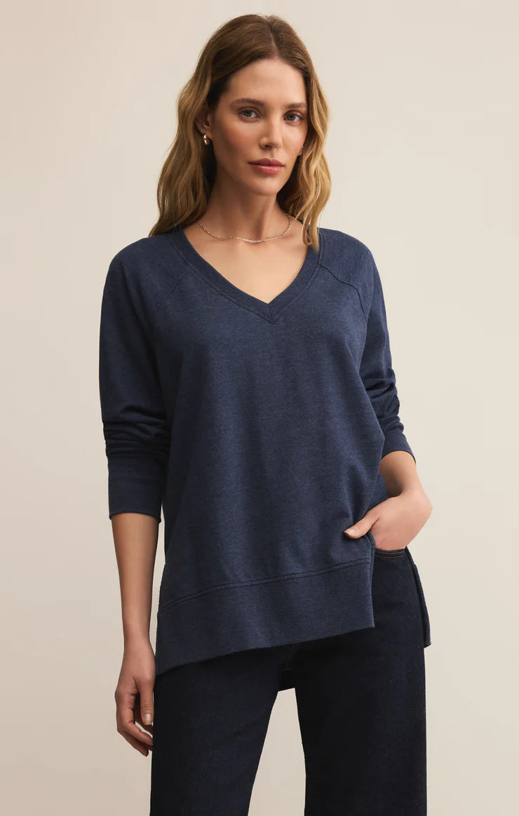 MODERN V-NECK WEEKENDER