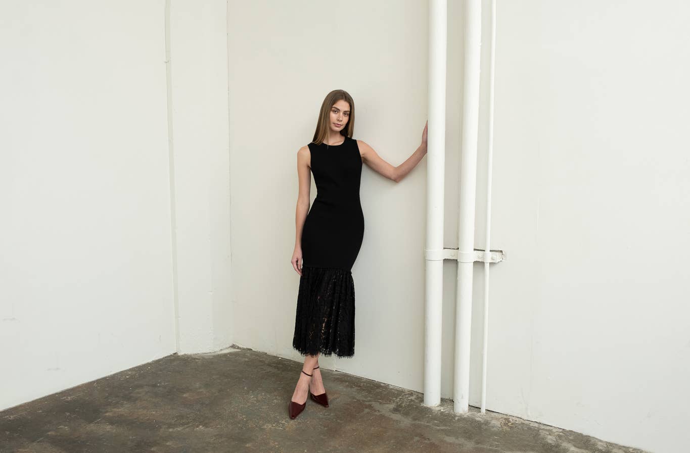 SLEEVELESS SWEATER DRESS WITH LACE HEM