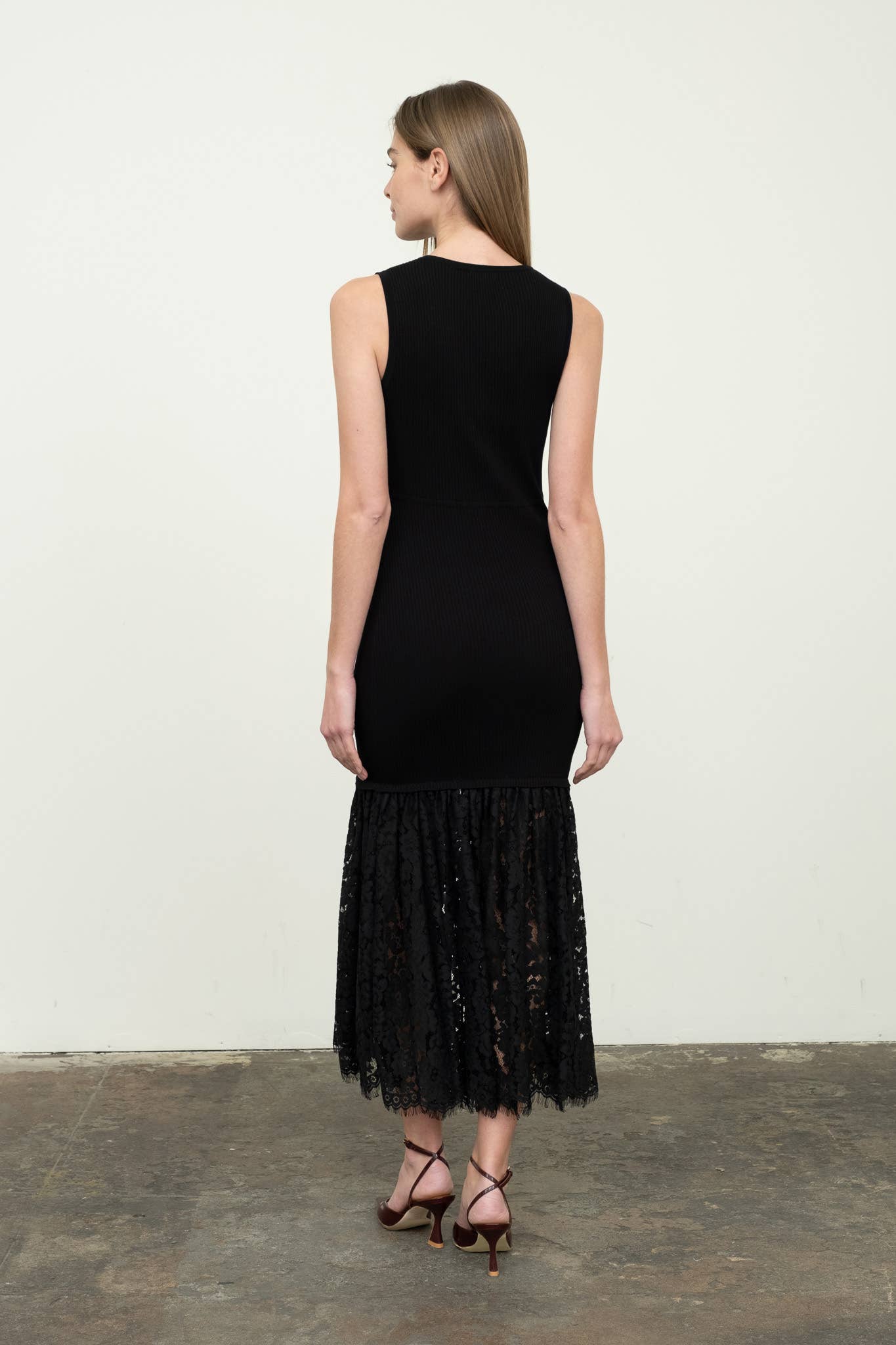 SLEEVELESS SWEATER DRESS WITH LACE HEM